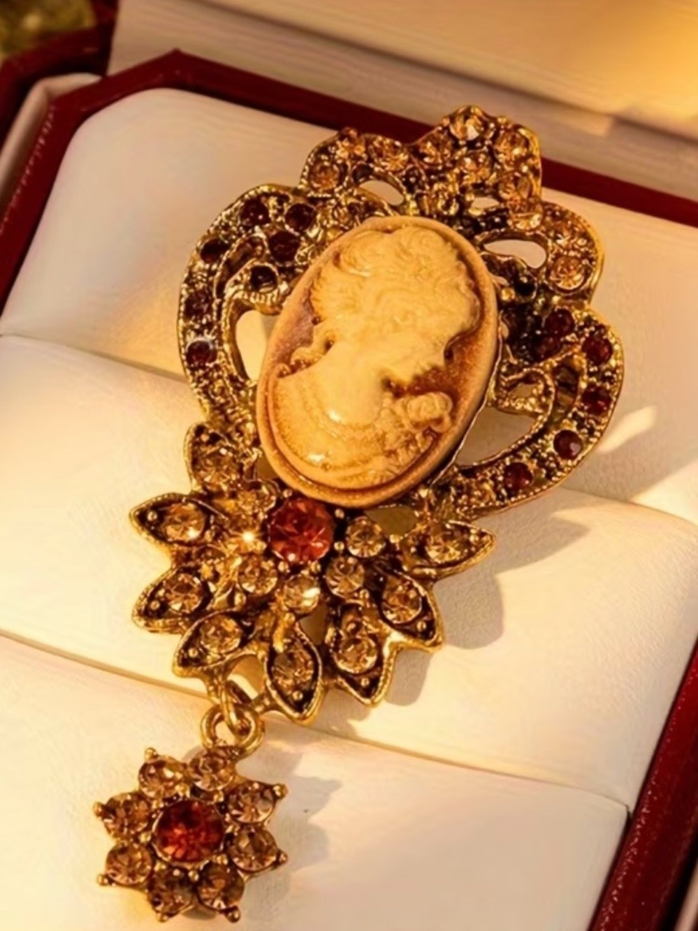 Vintage-Inspired Cameo Pendant - Brooch in Gold and Amber